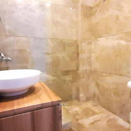 Private With Pool And Garden 别墅