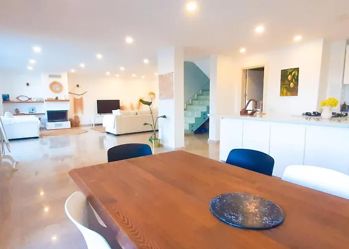 Villa Private With Pool And Garden